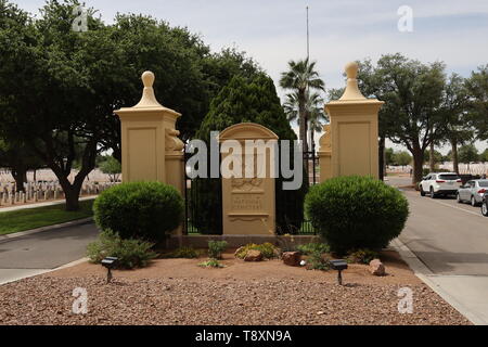 (190515) -- EL PASO (USA), 15 maggio 2019 (Xinhua) -- la foto scattata il 13 Maggio 2019 mostra l'ingresso del Fort Bliss National Cemetery dove caduti piloti cinesi sono stati sepolti in El Paso, Texas, Stati Uniti. Più di sette decenni fa, gruppi di giovani cinesi è venuto negli Stati Uniti per il volo militare corsi contro l'invasione giapponese. Purtroppo, 52 di loro sono stati uccisi durante il progetto pilota allenamenti. Ora, per la prima volta in più di mezzo secolo, dei parenti di quelli uccisi cadetti cinese realizzato un arduo viaggio a El Paso, Stati Uniti Stato del Texas, per un tardivo riunioni con i loro Foto Stock