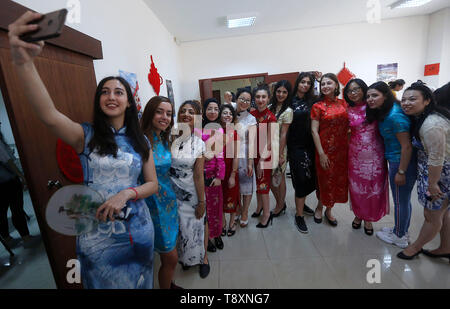 Beirut, Libano. 15 Maggio, 2019. Gli studenti e gli insegnanti che indossa il cinese tradizionale donna abito Qipao comportano per le foto durante il cinese culturali evento della durata di un giorno a Beirut, Libano, il 15 maggio 2019. Circa 50 studenti hanno preso parte al cinese culturali evento della durata di un giorno, che è stato organizzato dal Centro di Lingue e Traduzione presso la Università libanese Mercoledì per festeggiare la fine del loro anno accademico. Credito: Bilal Jawich/Xinhua/Alamy Live News Foto Stock