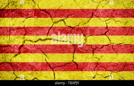 Bandiera della Catalogna, comunità autonoma in Spagna, sulla terra arida terra sfondo texture Foto Stock