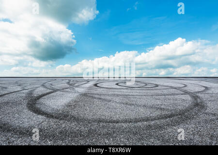 Asfalto vuoto gara via terra e bellissimo cielo nuvole Foto Stock