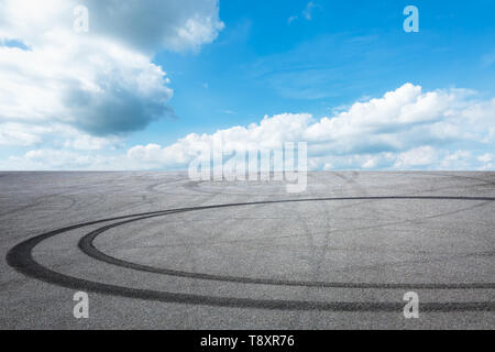 Asfalto vuoto gara via terra e bellissimo cielo nuvole Foto Stock