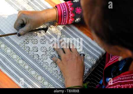 Primo piano della hmong hilltribe candele di scrittura di fatto i tradizionali panni Foto Stock