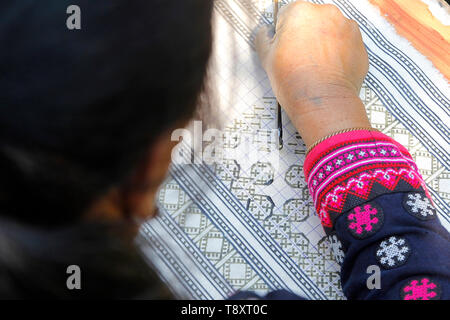 Primo piano della hmong hilltribe candele di scrittura di fatto i tradizionali panni Foto Stock