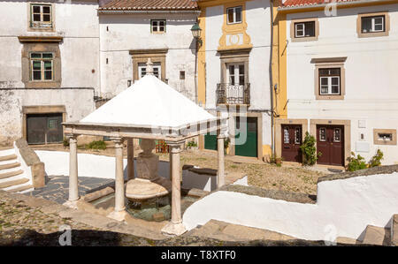 Pubblico storico di approvvigionamento di acqua dalla fontana nel vecchio quartiere ebraico, il Judiara, Castelo de Vide, Alto Alentejo, Portogallo, Europa meridionale Foto Stock