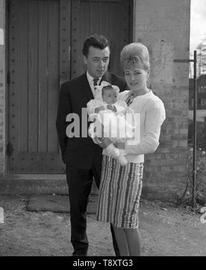 Un bambino del battesimo nel Regno Unito c1962 i genitori e il bambino Foto di Tony Henshaw Foto Stock