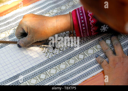 Primo piano della hmong hilltribe candele di scrittura di fatto i tradizionali panni Foto Stock