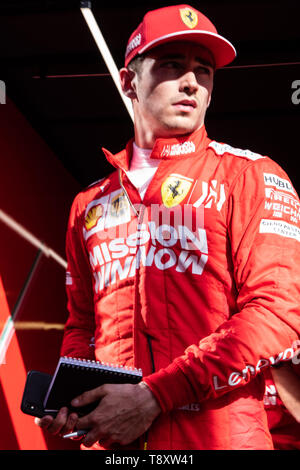 Barcellona, Spagna. Maggio 14th, 2019 - Charles Leclerc da Monaco 16 della Scuderia Ferrari a piedi al di fuori del garage a F1 2019 Test al Circuit de Catalunya. Foto Stock