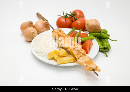 Stile turco filetto di pollo kebab con riso e insalate Foto Stock