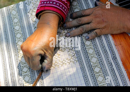 Primo piano della hmong hilltribe candele di scrittura di fatto i tradizionali panni Foto Stock