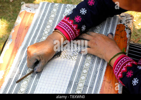 Primo piano della hmong hilltribe candele di scrittura di fatto i tradizionali panni Foto Stock