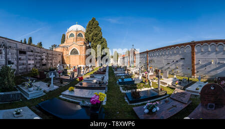 Vista panoramica di urn graves, tombe e tombe nel cimitero Isola Cimitero di San Michele Foto Stock