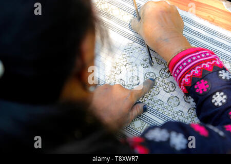 Primo piano della hmong hilltribe candele di scrittura di fatto i tradizionali panni Foto Stock