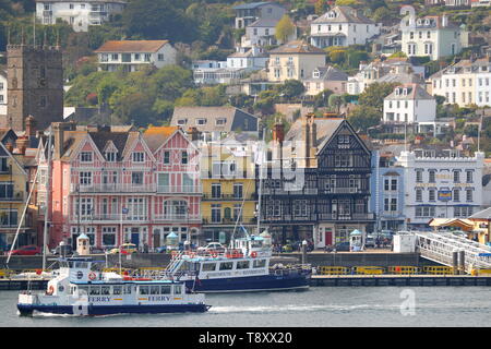 Vista del Dartmouth waterfront da Kingswear attraverso il fiume Dart, Devon, Regno Unito Foto Stock