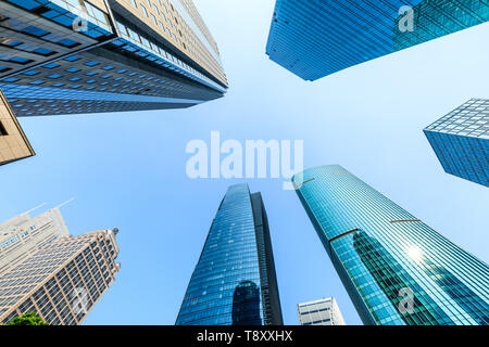 Basso angolo vista dei grattacieli di Shanghai, Cina Foto Stock