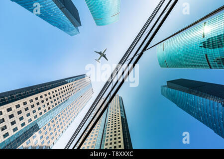 Basso angolo vista dei grattacieli di Shanghai, Cina Foto Stock