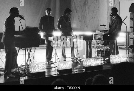 ROTTERDAM, Paesi Bassi - 21 Marzo: Kraftwerk poste a Rotterdam il 21 marzo 1976 L-R Ralf Hutter, Karl Bartos, Wolfgang Flur, Florian Schneider (foto di Gijsbert Hanekroot) Foto Stock