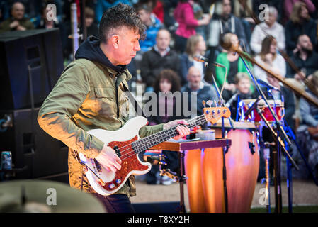 Neil Harland, bassista chitarrista con Smoove & Turrell, un gruppo dal nord est dell' Inghilterra eseguendo la loro Northern Funk a Trebah giardino in Cornovaglia. Foto Stock