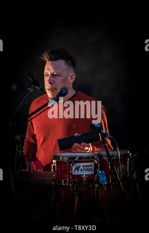 Jonathan Scott Watson di Smoove & Turrell, un gruppo dal nord est dell' Inghilterra eseguendo la loro Northern Funk a Trebah giardino in Cornovaglia. Foto Stock