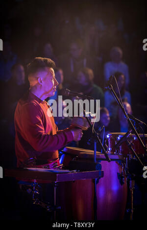 Jonathan Scott Watson di Smoove & Turrell, un gruppo dal nord est dell' Inghilterra eseguendo la loro Northern Funk a Trebah giardino in Cornovaglia. Foto Stock