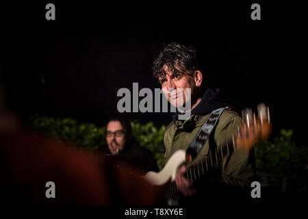 Neil Harland, bassista chitarrista con Smoove & Turrell un gruppo dal nord est dell' Inghilterra eseguendo la loro Northern Funk a Trebah giardino in Cornovaglia. Foto Stock