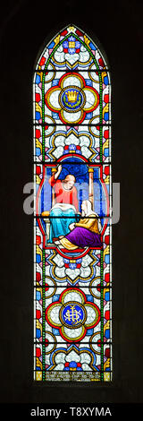 Vetrata raffigurante Maria ai piedi di Gesù Cristo da parte di Clayton e Bell 1872 nella chiesa di Santa Maria, Potterne, Wiltshire, Inghilterra, Regno Unito Foto Stock