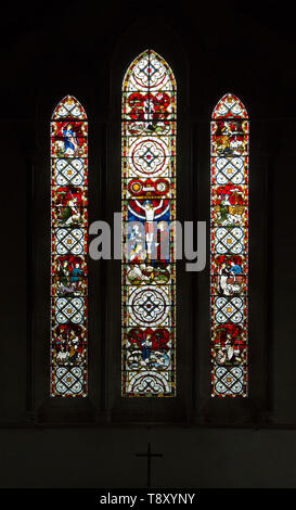 Il vetro macchiato finestra orientale la crocifissione di Gesù Cristo sulla croce di Clayton e Campana, chiesa di Santa Maria, Potterne, Wiltshire, Inghilterra, Regno Unito Foto Stock