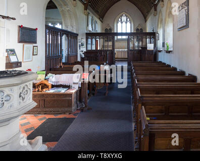Coro ligneo schermo risalente al XV - XVI secolo guardando all altare e finestra orientale all interno della chiesa a Charlton, Wiltshire, Inghilterra, Regno Unito Foto Stock
