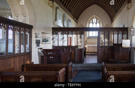 Coro ligneo schermo risalente al XV - XVI secolo guardando all altare e finestra orientale all interno della chiesa a Charlton, Wiltshire, Inghilterra, Regno Unito Foto Stock