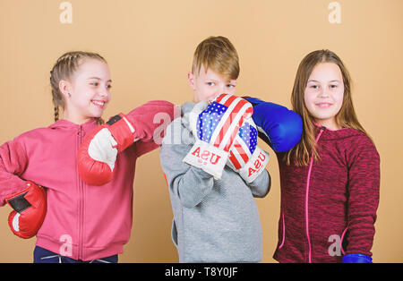 Sanità Energia. punzonatura di knockout. Attività dell infanzia. Sport di successo. Team lotta. allenamento di piccole ragazze e ragazzo boxer. Dei bambini felici in guantoni da pugilato. Dieta Fitness. Avendo una piccola pausa. Foto Stock