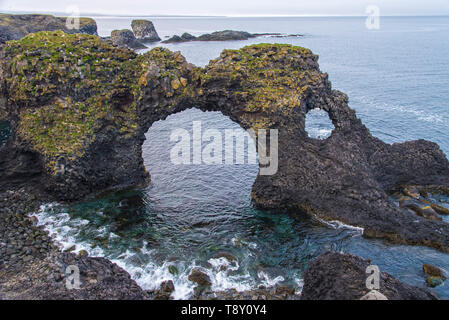 Vista di Gatklettur arco naturale, Arnarstapi, Islanda Foto Stock