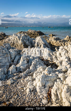 Limstone rock sulla riva a Kaikoura, Isola del Sud, Nuova Zelanda Foto Stock