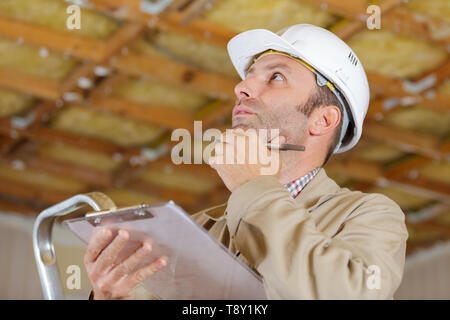 Builder Preparare preventivo per il miglioramento di casa Foto Stock