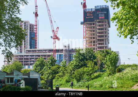 La nuova città di sviluppo del Nord in costruzione, visto da di Finsbury Park, North London REGNO UNITO Foto Stock