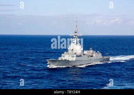 La marina spagnola Alvaro de Bazan-class frigate ESP Mendez Nuñez si prepara a condurre a una ricostituzione in mare con gli Stati Uniti Marina di combattimento veloce nave appoggio USNS Arctic durante le operazioni congiunte con la Nimitz-class portaerei USS Abraham Lincoln Carrier Strike gruppo Maggio 8, 2019 nel mar Mediterraneo. Foto Stock