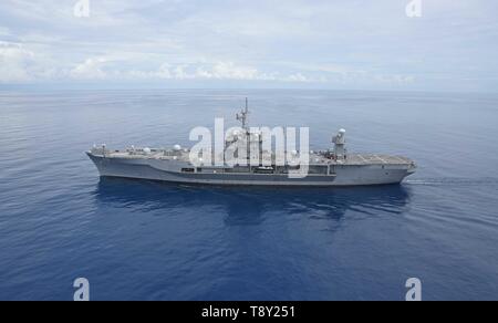 Gli Stati Uniti Navy Blue Ridge-classe comando anfibio nave USS Blue Ridge durante patrol 27 aprile 2019 nel Mare della Cina del Sud. Foto Stock