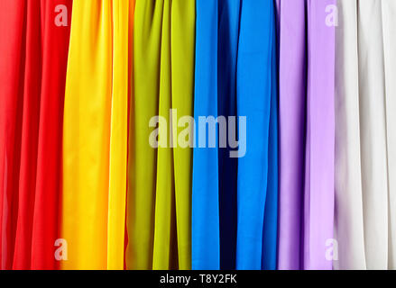 Verticale Satinato colorato tende. Rosso, giallo, verde, blu, viola e grigio satin tende. Foto Stock