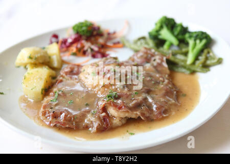 Saltimbocca bistecca di carne di maiale Foto Stock