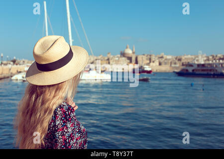 Donna mediterranea a godersi il panorama di La Valletta, Malta Foto Stock