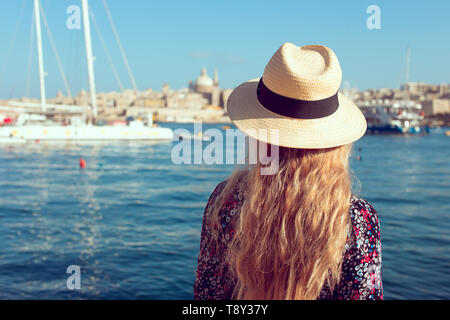 Donna mediterranea a godersi il panorama di La Valletta, Malta, vista posteriore Foto Stock
