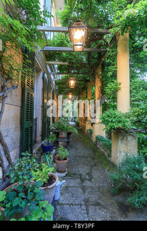 Francia, Alpes Maritimes, Mentone Jardin Clos du Peyronnet, William Waterfield's garden, Waterfield proprietà di famiglia dal 1915 la villa in evenin Foto Stock