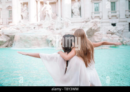 La madre e la bambina a Fontana di Trevi a Roma. Bambina la realizzazione di un desiderio di tornare. Foto Stock