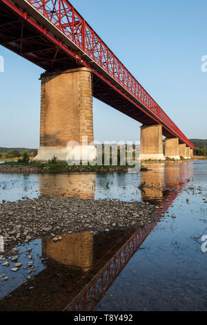 Rosso di ferro ponte sopra il fiume Tegus, Golegã, Portogallo Foto Stock