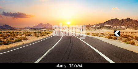 Strada nel deserto d'Egitto al tramonto Foto Stock