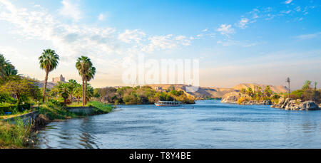 Il fiume Nilo e barche al tramonto in Aswan Foto Stock