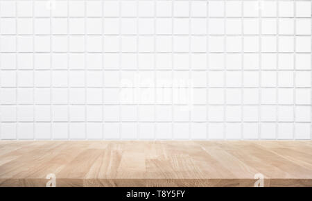 Svuotare tavolo di legno al top con un muro di mattoni dello sfondo. Foto Stock