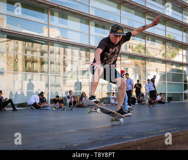 I giovani di pattinaggio di fronte al museo MACBA, Barcellona Foto Stock