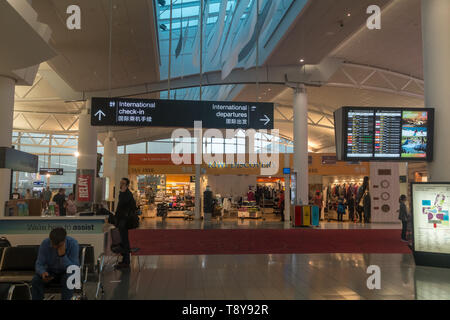 AUCKLAND - 15 DIC 2016: passeggeri in transito attraverso il nuovo aeroporto di Auckland Foto Stock