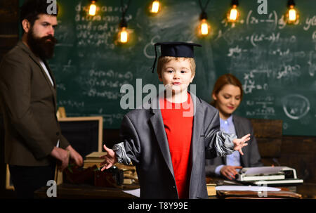 Studiando on-line. Il tutor deve credere che le cose possono essere modificate attraverso l'azione. Buoni insegnanti cercano gli studenti impegnati. happy child è l'apprendimento. Foto Stock