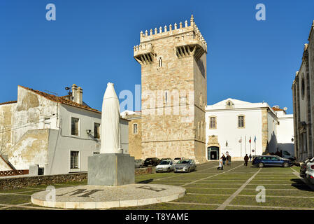 La torre principale risalente al 1260 e la Pousada (hotel) medievale della città murata di Estremoz. Alentejo, Portogallo Foto Stock