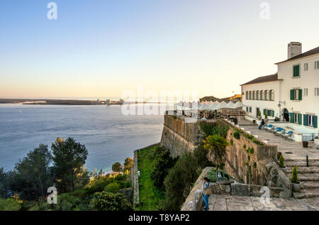 Il XVI secolo São Filipe fortezza e la Pousada (hotel) rivolta verso il fiume Sado bay e la penisola di Tróia. Setubal, Portogallo Foto Stock